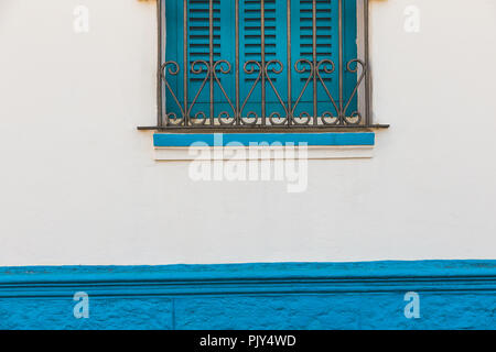 Telaio completo colpo di un marocchino tradizionale finestra dipinte di blu - Asilah, Marocco Foto Stock