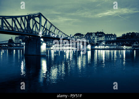 Europa Germania Hessen Rhein-Main Frankfurt am Main Eiserner Steg bei Nacht crossentwicklung Foto Stock