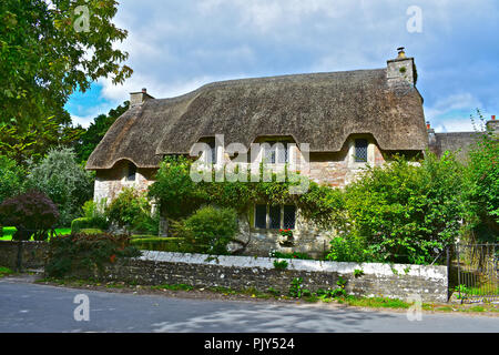 Il grazioso tetto di paglia house conosciuta come Chiesa Cottage, nel piccolo villaggio di Merthyr Mawr, nei pressi di Bridgend, nel Galles del Sud Foto Stock