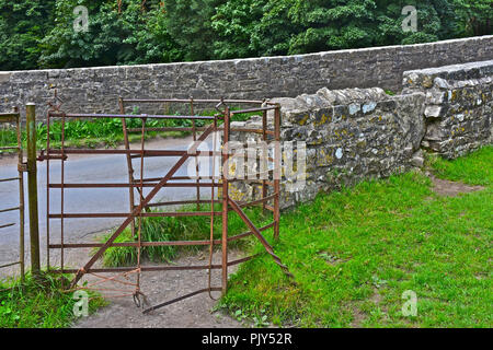 L'immersione ponte che attraversa il fiume Ogmore vicino al villaggio di Merthyr Mawr, nr Bridgend, S.Galles risale al XV secolo. Foto Stock