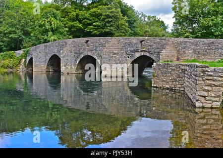 L'immersione ponte che attraversa il fiume Ogmore vicino al villaggio di Merthyr Mawr, nr Bridgend, S.Galles risale al XV secolo. Foto Stock