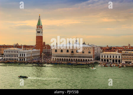 Piazza San Marco a Venezia, Italia vista aerea di Piazza San Marco), il campanile (campanile) e Palazzo Ducale. Foto Stock