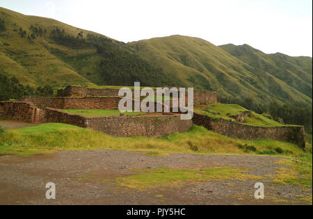 Puka Pukara (fortezza rossa), le rovine di architettura militare dell'Impero Inca in Cusco, Perù Foto Stock