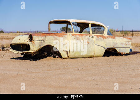 Vecchia auto bianco nel deserto di marcio Foto Stock