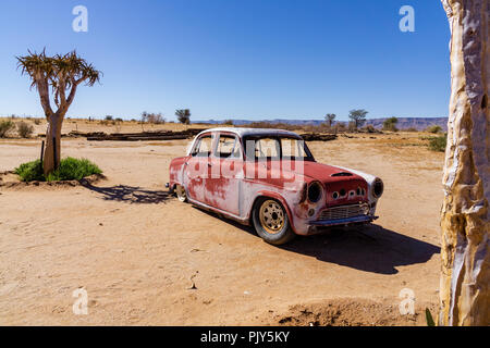 Vecchio arrugginito auto nel deserto Foto Stock