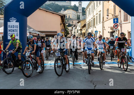 SPOLETO, Italia - Settembre 2018: gli atleti partono per l'edizione 2018 di SpoletoNorcia in MTB. Foto Stock