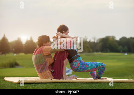 La donna sta diventando il massaggio thai stretching posizione. Foto Stock