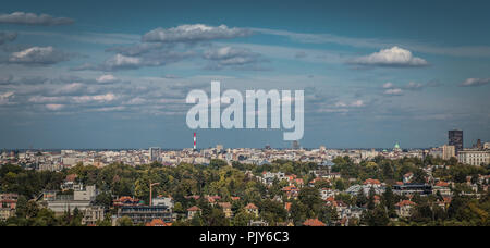 Vista su Belgrado in background, Ada landmark Bridge con bel cielo azzurro Foto Stock