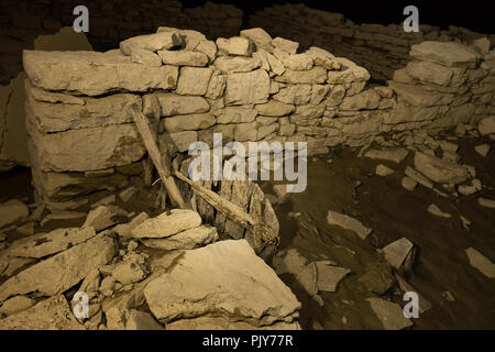 Vista Spooky durante un basso livello di acqua di solito rovine sommerse del villaggio abbandonato dopo la drammatica alluvione che ha formato il lago Zavoj Foto Stock