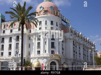 Nizza, Francia - 22 Aprile 2017: facciata della storica Le Negresco Hotel in Nizza, Francia Foto Stock