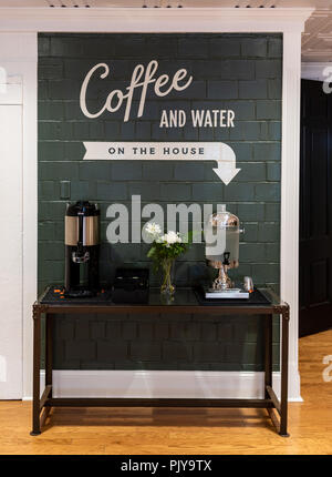 Il caffè e la stazione di acqua nel Foyer Guest Foto Stock