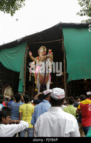 Ganesh idolo presso le processioni mark inizio del Festival Ganesh celebrazione. Foto Stock