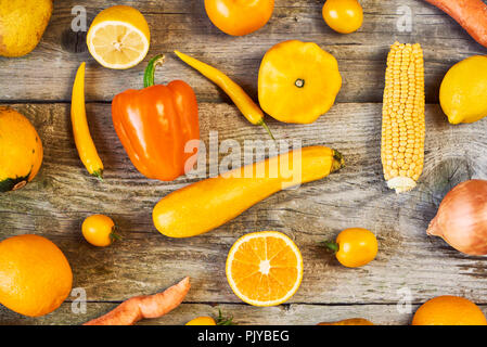 Un assortimento di tipi di frutti gialli e le verdure sopra lo sfondo di legno. Top ingrandirle Foto Stock