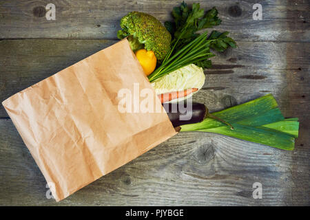 Un assortimento di frutta e verdura in sacchetto di negozi di generi alimentari Foto Stock