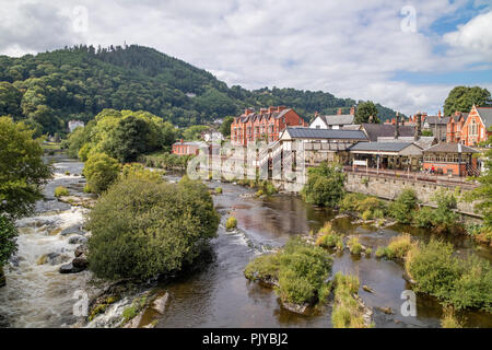 Guardando al di là del fiume Dee verso Llangollen Railway Station, Llangollen, Wales, Regno Unito Foto Stock