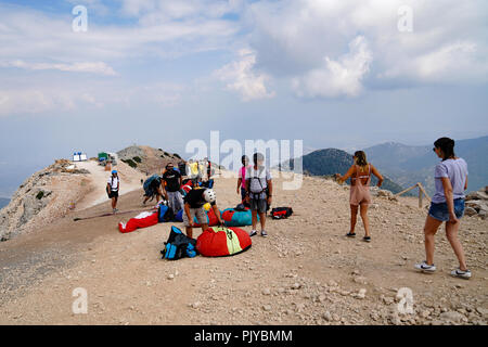 Fethiye, Mugla/Turchia- 19 Agosto 2018: parapendii preparazione di attrezzature su Babadag per il lancio / pronto a volare Foto Stock