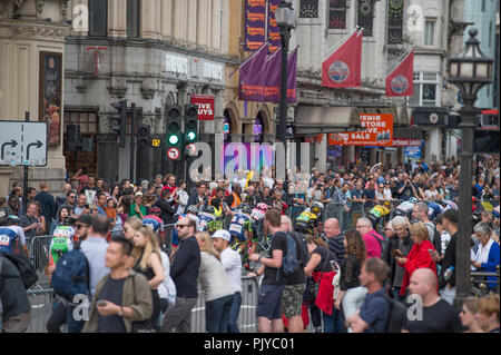 L'OVO Energy Tour della Gran Bretagna Londra stadio 8, a 14 lap circuito nel centro di Londra di fronte a grandi folle. Credito: Malcolm Park/Alamy. Foto Stock