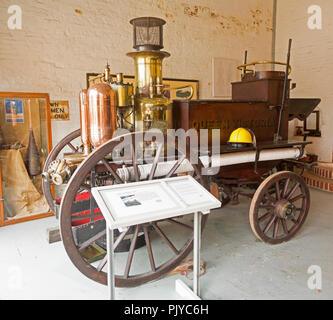 Il Long Shop museum, a Leiston, Suffolk, Inghilterra, Regno Unito opere Vigili del fuoco fuoco Merryweather del motore a vapore la pompa antincendio "Queen Victoria" 1901 Foto Stock