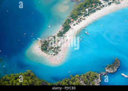 Fethiye, Mugla/Turchia- 19 Agosto 2018: Incredibile vista aerea della laguna blu in Oludeniz Foto Stock