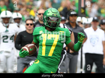 Oregon USA. 8 Sep, 2018. Oregon Ducks wide receiver Tabari Hines (17) durante il NCAA Football gioco tra il Portland State Vikings e il Oregon Ducks a Autzen Stadium, Eugene, o. Larry C. Lawson/CSM/Alamy Live News Foto Stock