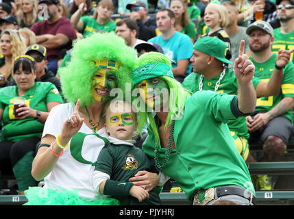 Oregon USA. 8 Sep, 2018. Una famiglia riceve in spirito di anatra per il NCAA Football gioco tra il Portland State Vikings e il Oregon Ducks a Autzen Stadium, Eugene, o. Larry C. Lawson/CSM/Alamy Live News Foto Stock