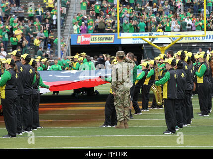 Oregon USA. 8 Sep, 2018. L'inno nazionale è svolto prima della NCAA Football gioco tra il Portland State Vikings e il Oregon Ducks a Autzen Stadium, Eugene, o. Larry C. Lawson/CSM/Alamy Live News Foto Stock