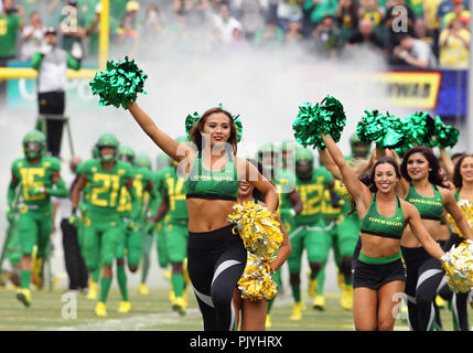 Oregon USA. 8 Sep, 2018. L'Oregon cheerleaders portare su la squadra per l'inizio della NCAA Football gioco tra il Portland State Vikings e il Oregon Ducks a Autzen Stadium, Eugene, o. Larry C. Lawson/CSM/Alamy Live News Foto Stock