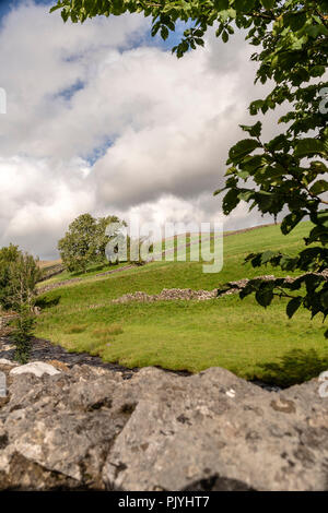 Yorkshire, Regno Unito. 9 Settembre 2018: il dramma nella tempesta nubi sul viadotto Ribblehead come il treno attraversa il Dales, pecore tenere alto il traffico lungo le strade B intorno al dales. Clifford Norton Alamy Live News. Credito: Clifford Norton/Alamy Live News Foto Stock