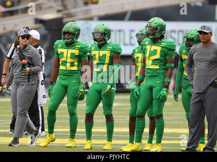 Oregon USA. 8 Sep, 2018. Oregon Ducks cornerbacks Damon Hickok (26), Dexter Myers (27), e Hakia boschi Jr. (12) durante warmups prima della NCAA Football gioco tra il Portland State Vikings e il Oregon Ducks a Autzen Stadium, Eugene, o. Larry C. Lawson/CSM/Alamy Live News Foto Stock