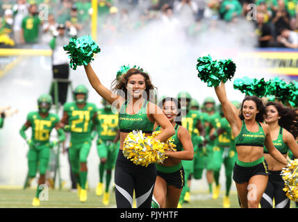 Oregon USA. 8 Sep, 2018. L'Oregon cheerleaders portare su la squadra per l'inizio della NCAA Football gioco tra il Portland State Vikings e il Oregon Ducks a Autzen Stadium, Eugene, o. Larry C. Lawson/CSM/Alamy Live News Foto Stock