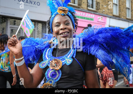 Hackney, Londra, 9 settembre 2018. Un esecutore sulla rotta. L annuale Hackney Carnevale vede oltre mille musicisti, ballerini e musicisti di partecipare ai festeggiamenti nel nord sobborgo londinese. Il carnevale, originariamente con radici afro-caraibica, include molte comunità locali ma anche attrae festaioli e musicisti provenienti da una varietà di altre culture. Credito: Imageplotter News e sport/Alamy Live News Foto Stock