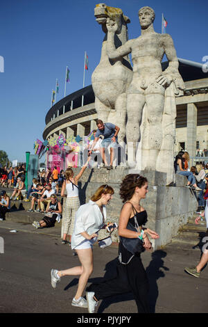 Berlino, Germania. 09Sep, 2018. Visitatori salire una statua per i motivi del Parco Olimpico a due giorni di festival di musica di Lollapalooza. Credito: Gregor Fischer/dpa/Alamy Live News Foto Stock