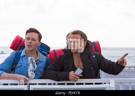 Poole, Regno Unito. 09Sep, 2018. Celebrità Joe e oscillante Stephen Bailey prendere il rovo Bush catena traghetto ferry da banchi di sabbia di fronte a Studland portando, zaini e avvitata fino mappa pronto per 'camping it up' a Burnbake per una nuova serie TV. Credito: Carolyn Jenkins/Alamy Live News Foto Stock