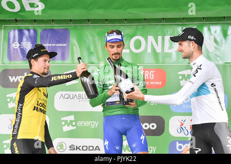 Londra, Regno Unito. 09Sep, 2018. Julian Alaphilippe (pavimenti Quick-Step) fu incoronato il 2018 OVO Energy Tour della Gran Bretagna come Team Sky della Wout Poels ha vinto il 2° e il Team Lotto NL - Jumbo di Primoz Roglic nel terzo posto nella fase finale sono in festa dopo la gara finale durante il 2018 OVO Energy Tour della Gran Bretagna - Fase 8: la fase di Londra Domenica, Settembre 09, 2018 Londra Inghilterra: Credito: Taka Wu/Alamy Live News Foto Stock