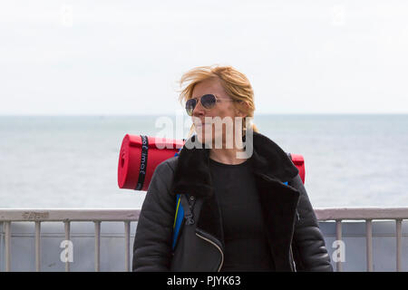 Poole, Regno Unito. 09Sep, 2018. Celebrity Michelle Collins prende il rovo Bush catena traghetto ferry da banchi di sabbia di fronte a Studland, portando allo zaino pronto per 'camping it up' a Burnbake per una nuova serie TV. Credito: Carolyn Jenkins/Alamy Live News Foto Stock