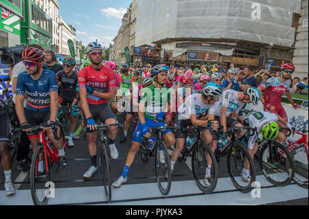 Londra, Regno Unito. Il 9 settembre, 2018. L'OVO Energy Tour della Gran Bretagna Londra stadio 8 si conclude con un giro di 14 circuito nel centro di Londra su strade chiuse di fronte a grandi folle e la copertura 77km a velocità fino a 80km/h, partenza e a Regent Street St James's vicino a Piccadilly Circus. Centro della linea di partenza in maglia verde è eventuale gara vincitore Julian Alaphilippe del Team Quick Step piani. Credito: Malcolm Park/Alamy Live News. Foto Stock