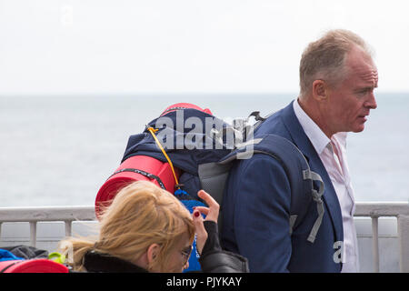 Poole, Regno Unito. 09Sep, 2018. Celebrità Bobby Davro e Michelle Collins prendere il rovo Bush catena traghetto ferry da banchi di sabbia di fronte a Studland, portando zaini pronto per 'camping it up' a Burnbake per una nuova serie TV. Credito: Carolyn Jenkins/Alamy Live News Foto Stock