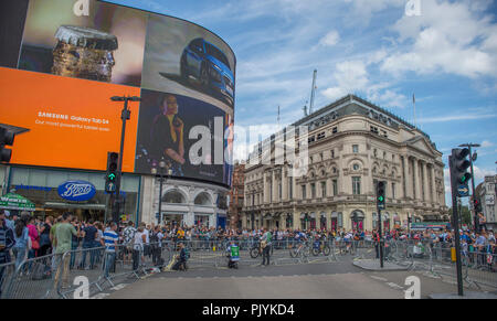 Londra, Regno Unito. Il 9 settembre, 2018. L'OVO Energy Tour della Gran Bretagna Londra stadio 8 si conclude con un giro di 14 circuito nel centro di Londra su strade chiuse di fronte a grandi folle e la copertura 77km a velocità fino a 80km/h, partenza e a Regent Street St James's vicino a Piccadilly Circus. Credito: Malcolm Park/Alamy Live News. Foto Stock