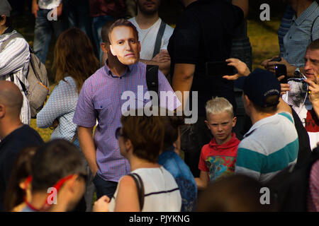 Mosca, Russia. Il 9 settembre 2018. L'uomo mostra il supporto per il Russo leader dell opposizione Alexei Navalny indossando un Navalny-maschera durante il governo anti-rally a Mosca dove gli attivisti si sono riuniti per esprimere il risentimento circa i prossimi refrom pensione. Credito: Roman Chukanov/Alamy Live News Foto Stock