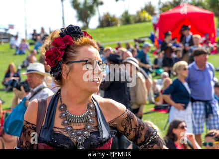 Eastbourne, East Sussex, Regno Unito. Il 9 settembre 2018. La Eastbourne SteamPunk Festival raggiunge la sua seconda e ultima giornata nella costa sud città di Eastbourne. Più meravigliosi costumi, artisti e musicisti lungo con il sole e cieli blu ha visto un gran numero di visitatori venuti fuori per essere intrattenuti da questo tempo in viaggio la stravaganza. Credito: Newspics Regno Unito Sud/Alamy Live News Foto Stock