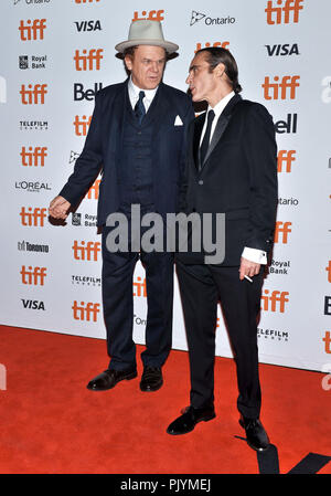 Toronto, Ontario, Stati Uniti d'America. 8 Sep, 2018. 08 Settembre 2018 - Toronto, Ontario, Canada - John C. Reilly, Joaquin Phoenix. ''Le sorelle fratelli'' Premiere - 2018 Toronto International Film Festival tenutosi presso la principessa di Galles Teatro. Photo credit: Brent Perniac/AdMedia Credito: Brent Perniac/AdMedia/ZUMA filo/Alamy Live News Foto Stock