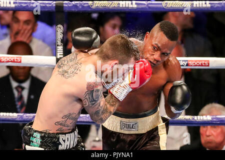 Arena Birmingham, Birmingham, Regno Unito. 8 Sep, 2018. Matchroom Boxing, Amir Khan contro Samuel Vargas; Sam Eggington (Birmingham) sul suo modo di essere fermato da Hassan Mwakinyo (Tanzania) Credito: Azione Sport Plus/Alamy Live News Foto Stock