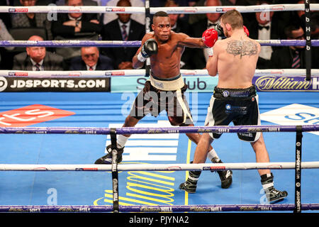 Arena Birmingham, Birmingham, Regno Unito. 8 Sep, 2018. Matchroom Boxing, Amir Khan contro Samuel Vargas; Hassan Mwakinyo (Tanzania) terre un altro punzone sul suo modo di arresto Eggington Sam (Birmingham) Credito: Azione Sport Plus/Alamy Live News Foto Stock