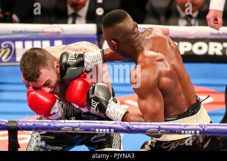 Arena Birmingham, Birmingham, Regno Unito. 8 Sep, 2018. Matchroom Boxing, Amir Khan contro Samuel Vargas; Hassan Mwakinyo (Tanzania) terre un altro punzone sul suo modo di arresto Eggington Sam (Birmingham) Credito: Azione Sport Plus/Alamy Live News Foto Stock