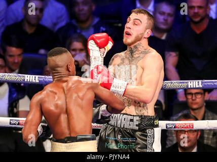 Arena Birmingham, Birmingham, Regno Unito. 8 Sep, 2018. Matchroom Boxing, Amir Khan contro Samuel Vargas; Hassan Mwakinyo (Tanzania) terre un altro punzone sul suo modo di arresto Eggington Sam (Birmingham) Credito: Azione Sport Plus/Alamy Live News Foto Stock