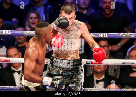 Arena Birmingham, Birmingham, Regno Unito. 8 Sep, 2018. Matchroom Boxing, Amir Khan contro Samuel Vargas; Hassan Mwakinyo (Tanzania) terre un altro punzone sul suo modo di arresto Eggington Sam (Birmingham) Credito: Azione Sport Plus/Alamy Live News Foto Stock