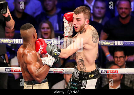 Arena Birmingham, Birmingham, Regno Unito. 8 Sep, 2018. Matchroom Boxing, Amir Khan contro Samuel Vargas; Sam Eggington (Birmingham) cerca di rispondere ma viene fermato nel round 2 da Hassan Mwakinyo (Tanzania) Credito: Azione Sport Plus/Alamy Live News Foto Stock