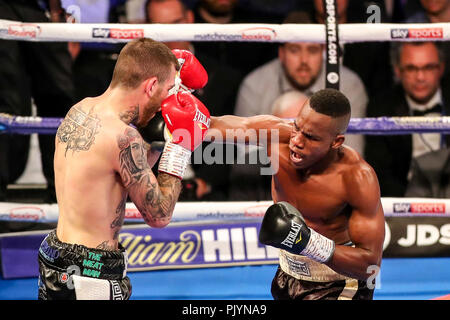 Arena Birmingham, Birmingham, Regno Unito. 8 Sep, 2018. Matchroom Boxing, Amir Khan contro Samuel Vargas; Hassan Mwakinyo (Tanzania) terre un altro punzone sul suo modo di arresto Eggington Sam (Birmingham) Credito: Azione Sport Plus/Alamy Live News Foto Stock