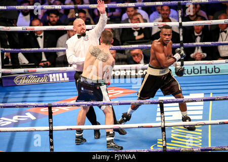 Arena Birmingham, Birmingham, Regno Unito. 8 Sep, 2018. Matchroom Boxing, Amir Khan contro Samuel Vargas; Arbitro interrompe il concorso come Hassan Mwakinyo (Tanzania) batte Sam Eggington (Birmingham) Credito: Azione Sport Plus/Alamy Live News Foto Stock