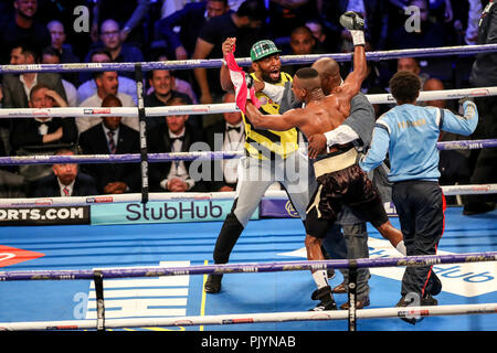 Arena Birmingham, Birmingham, Regno Unito. 8 Sep, 2018. Matchroom Boxing, Amir Khan contro Samuel Vargas; Hassan Mwakinyo (Tanzania) celebra l'arresto Sam Eggington (Birmingham) nel round 2 Credito: Azione Sport Plus/Alamy Live News Foto Stock